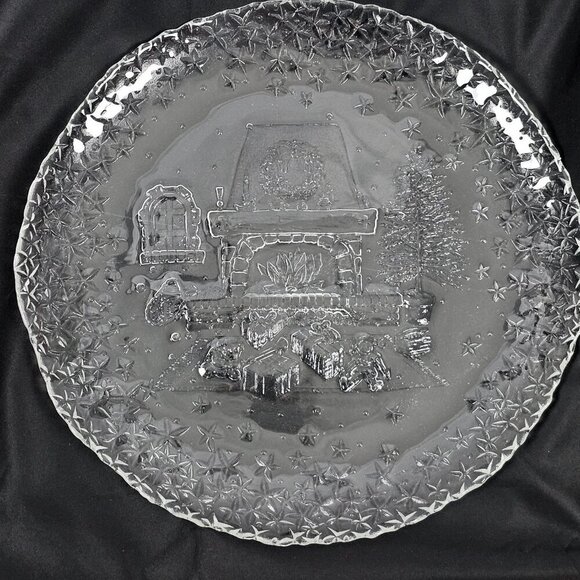 Arcoroc Vintage Fireplace Scene Clear Glass Cookie Serving Christmas Platter - Picture 2 of 5